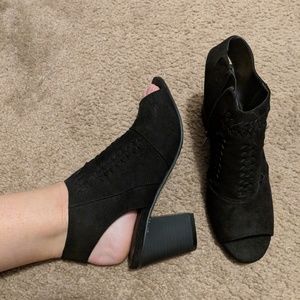 Black thick heel dressy shoes